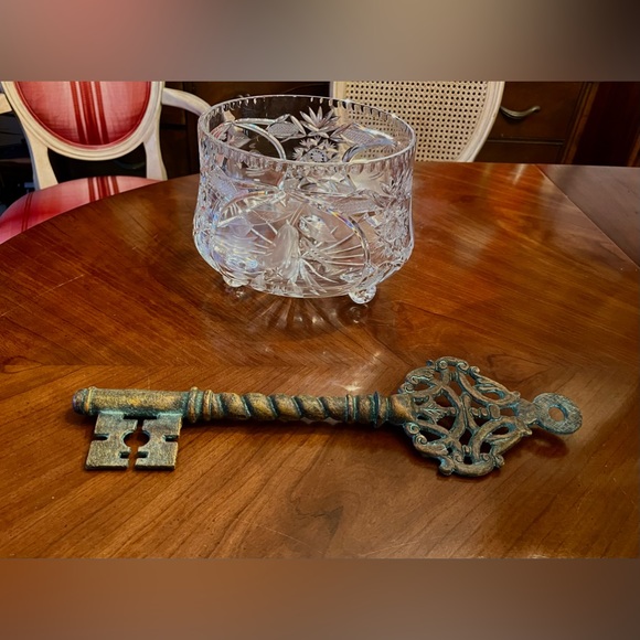 VTG Rustic 16” Cast Iron Decorative Patina Skeleton Key Heavy Medal Wall Decor - Picture 2 of 10